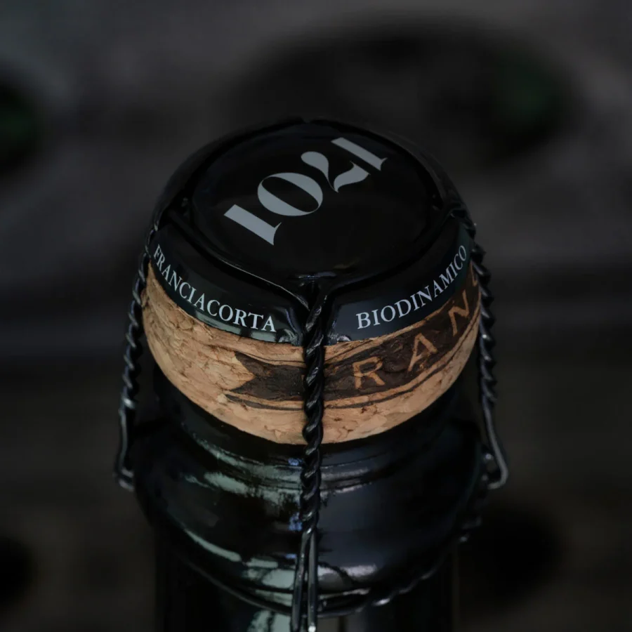 1701-franciacorta-bottiglia-tappo-logo_1200x